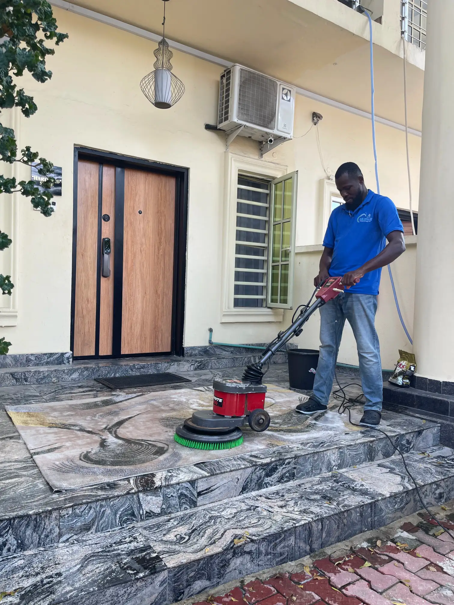 Carpet cleaning appliance on a soft floor